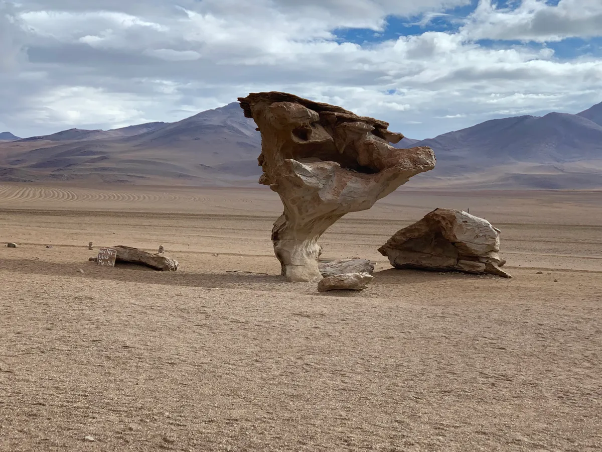 Eduardo Avaroa Rezervátum – Dali-sivatag (4750 m) – Laguna Colorada (4278 m) – Siloli-sivatag (4600 m) – Sora-kanyon – Chuguana-sivatag (3700 m)