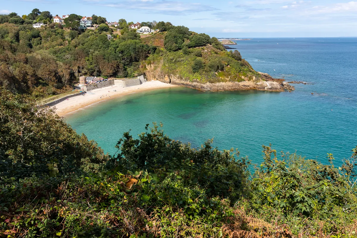 Guernsey-sziget – A déli sziklapart ösvényei