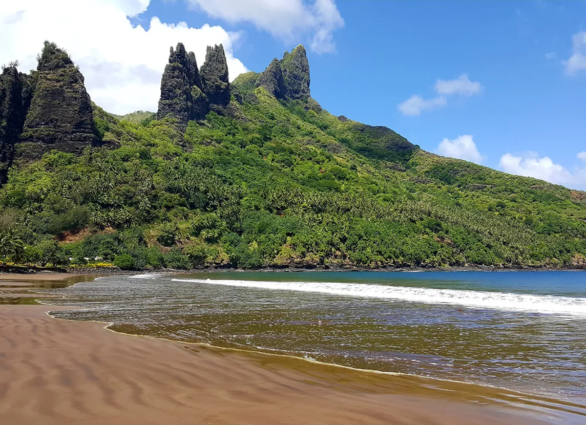 Társaság-szigetek: Tahiti sziget – Marquises-szigetek: Nuku Hiva sziget – Taioha’e-öböl