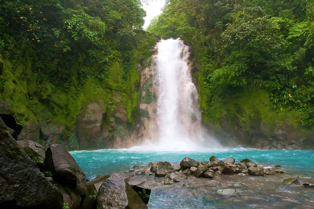La Fortuna – Tenorio Vulkán Nemzeti Park – Celeste-folyó és vízesés túra – Monteverde